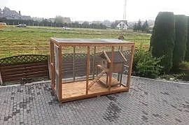 Buda dla kota z wolierą.