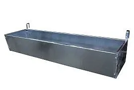 Koryto 140 l montowane na bramce dla zwierząt.