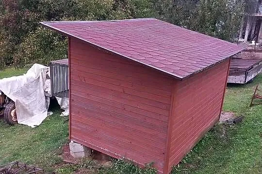 Gołębnik drewaniany z gołębiami