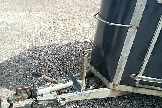 Sprzedam przyczepe do przewozu koni, Łódzkie, Sławno