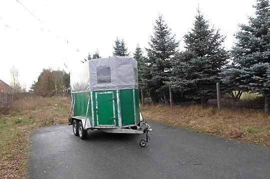 Przyczepa na 2 konie