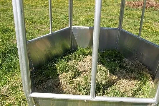 Paśnik dla bydła, sześciokątny z zadaszeniem, 12 stanowisk., Warmińsko-mazurskie, Olsztyn