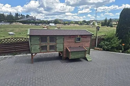 Kurnik dla kur z klatką dla królików