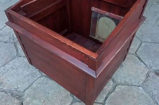 Buda dla psa z otwieranym dachem, Łódzkie, Brzeziny
