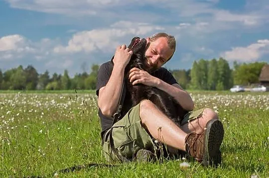 Blacky, kochający człowieka, ruchliwy psiak do ado