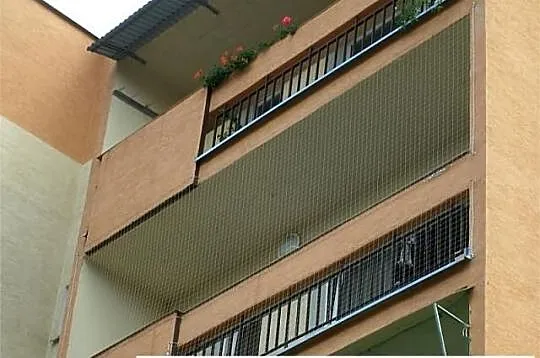 Montaż siatki ochronnej na balkon, siatki balkonow