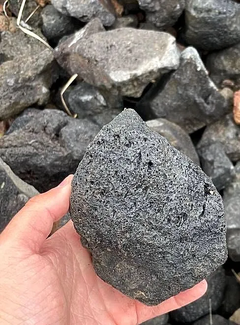 CZARNA LAWA WULKANICZNA Black Volcano Stone Żwirek Grysik Skałka do Malawi, Dolnośląskie, Bielany Wrocławskie