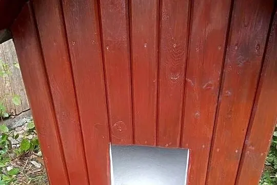 Buda ocieplona dla psa