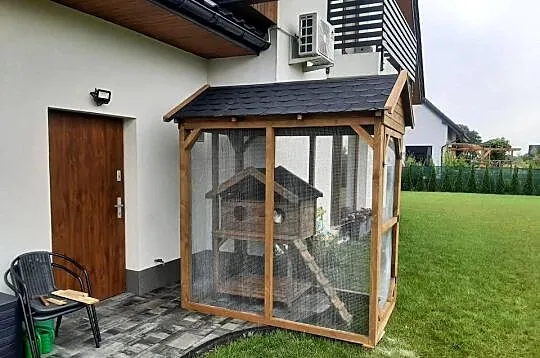 Buda dla kota z wolierą, Małopolskie, Jordanów