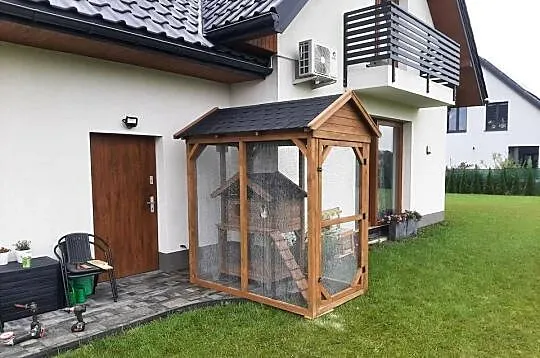 Buda dla kota z wolierą, Małopolskie, Jordanów