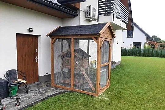 Buda dla kota z wolierą, Małopolskie, Jordanów