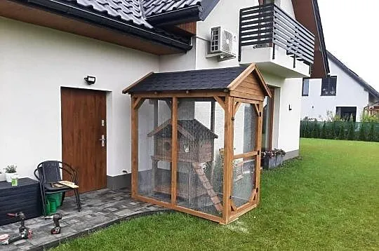 Buda dla kota z wolierą, Małopolskie, Jordanów