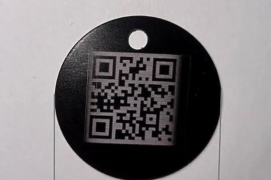 PiesQR – Nowoczesna Zawieszka Adresówka dla Psa z Kodem QR i Panelem