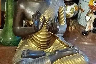 BUDDA CZARNO ZLOTA Z ZYWICY 45 WYSOKA LEKKO CIEZKA MA MIEJSCE NA SWIECZKE