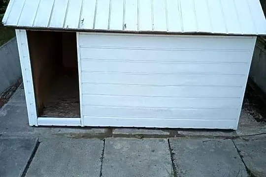 Buda dla dużego psa z przedsionkiem