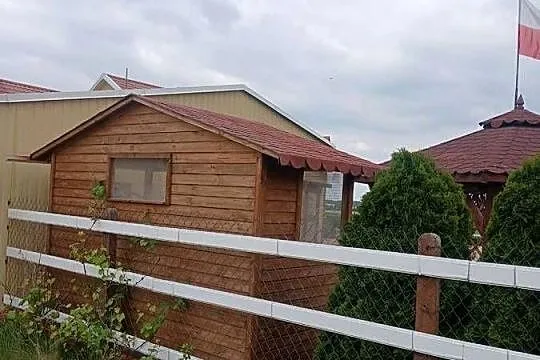 Duża woliera z papugami, Mazowieckie, Goździk