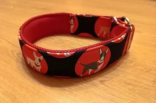 Elagancka duża, szeroka półzaciskowa obroża dla bullterriera.
