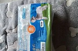 Pieluchy jednorazowe dla suczki na cieczkę.
