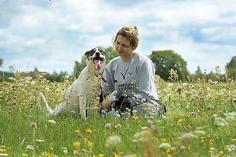 Młodziutka, wesoła Kimi, radosna suczka szuka domu