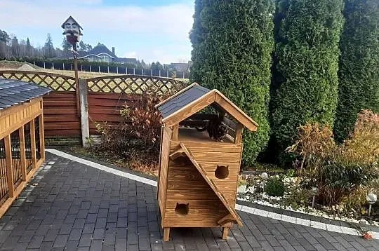 Buda dla dwóch kotów z wiatrołapem., Małopolskie, Jordanów