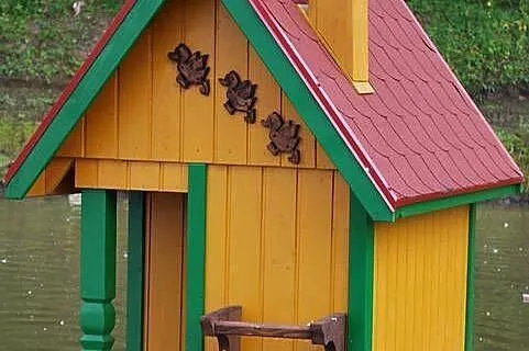 Domek dla kaczki drewniany schron budka dla kaczek i łabędzi, Podkarpackie, Przemyśl