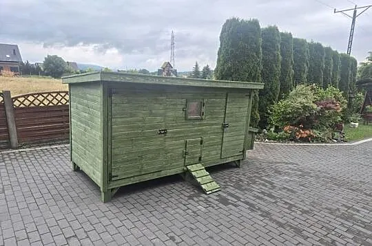 Kurnik dla kur że schowkiem