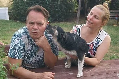 Kudłate, małe cudo -  Tina czeka na człowieka i je